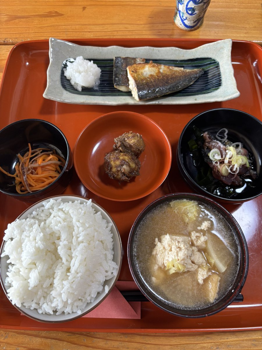 cafeftkito's tweet photo. 本日の現場
📍よりあい処 華(福島県田村市都路町)
hacto弾き語りライブ

うちから小一時間程の場所なのでお久しぶりに参加しました♪

美味しいランチをいただき🍱
実家感ありまくりの古民家カフェで畳で足を伸ばしてのんびりhactoさんの弾き語りに聴きびたり😌 https://t.co/q9kTx9g8vo
