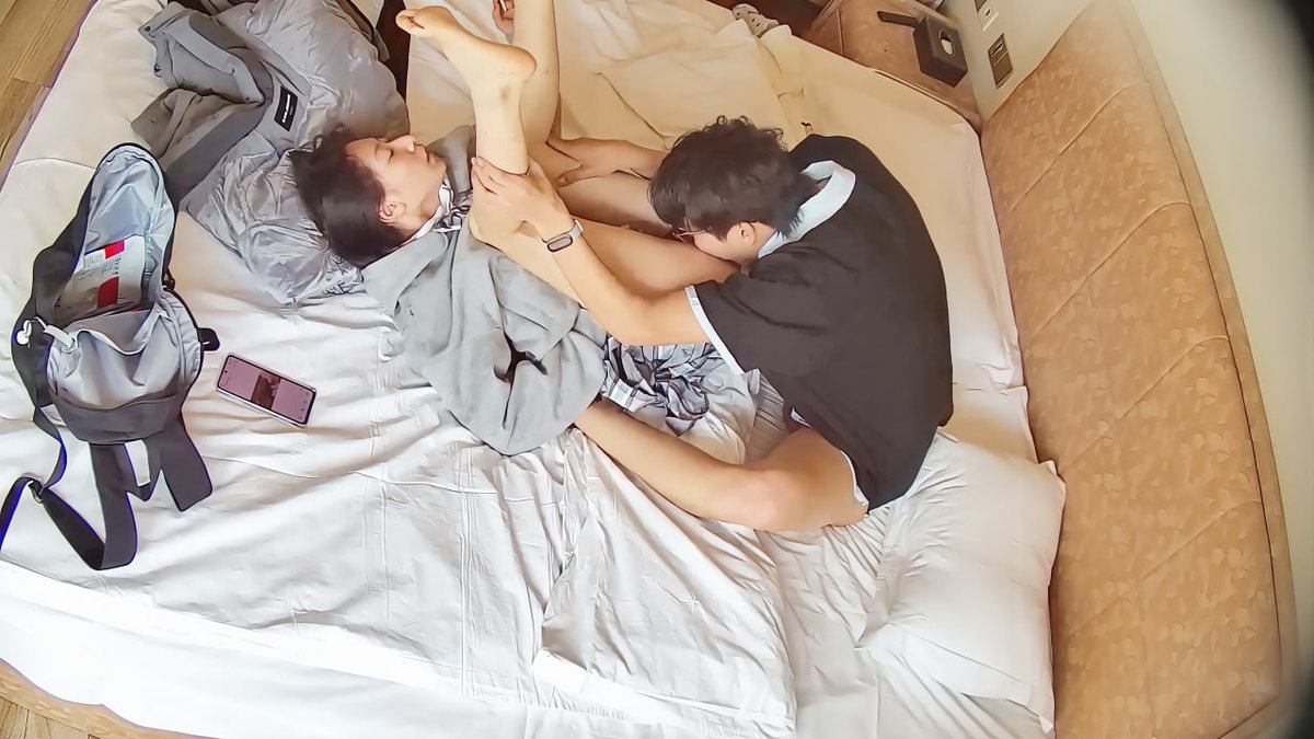 MJiranya's tweet photo. 穿着JK裙的在校学生妹白天请假出来跟���会男友开临时房，刚进房间男友就迫不及待把学妹按在床上对着嫩穴就是一顿狂舔，当硬邦邦的肉棒插入那紧致的嫩穴 学妹嘴里忍不住呻吟起来 https://t.co/5fp9utSFVs