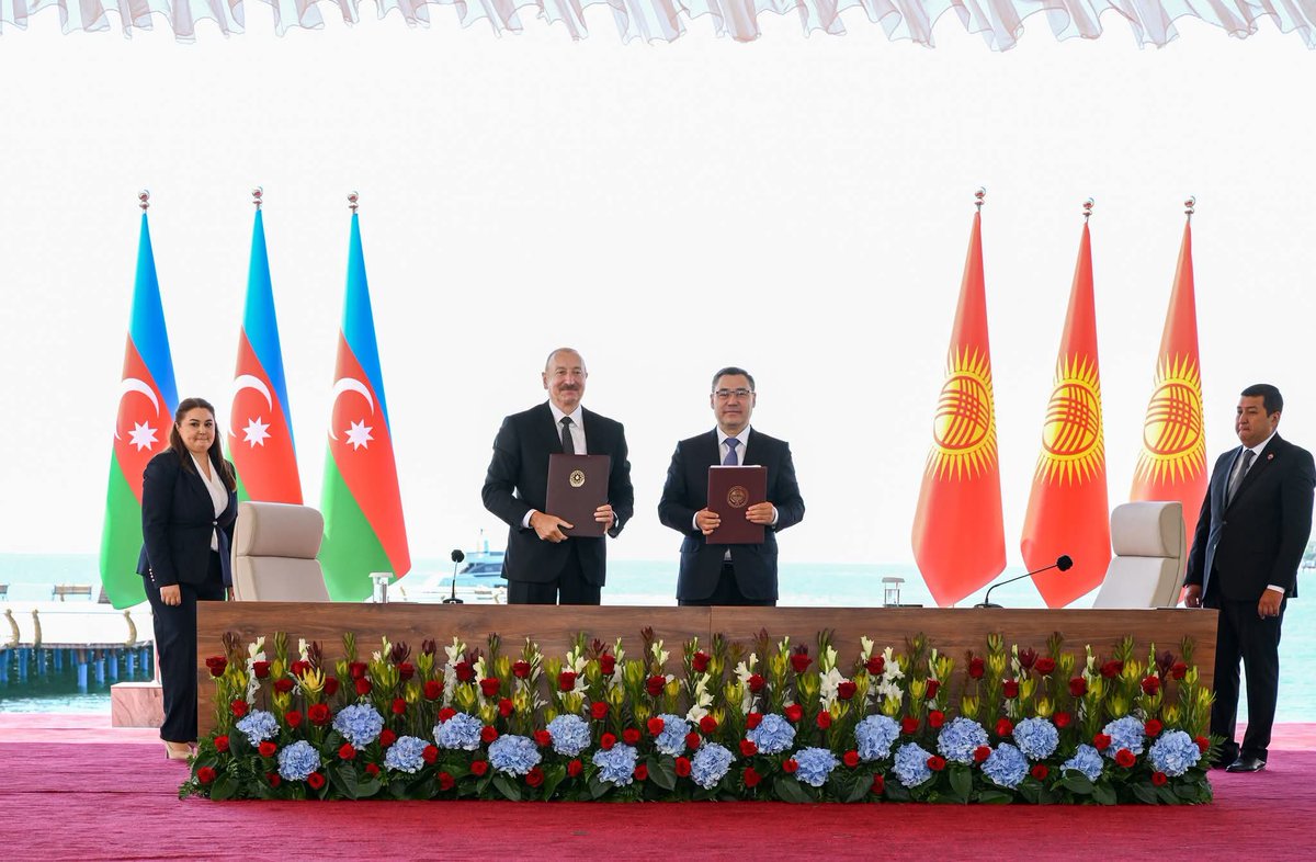 AnarMammadov17's tweet photo. Prezident İlham Əliyev və Qırğızıstan Prezidenti Sadır Japarov “Azərbaycan Respublikası ilə Qırğız Respublikası arasında müttəfiqlik münasibətləri haqqında Müqaviləni imzalayıblar. https://t.co/vuQtu10ICR