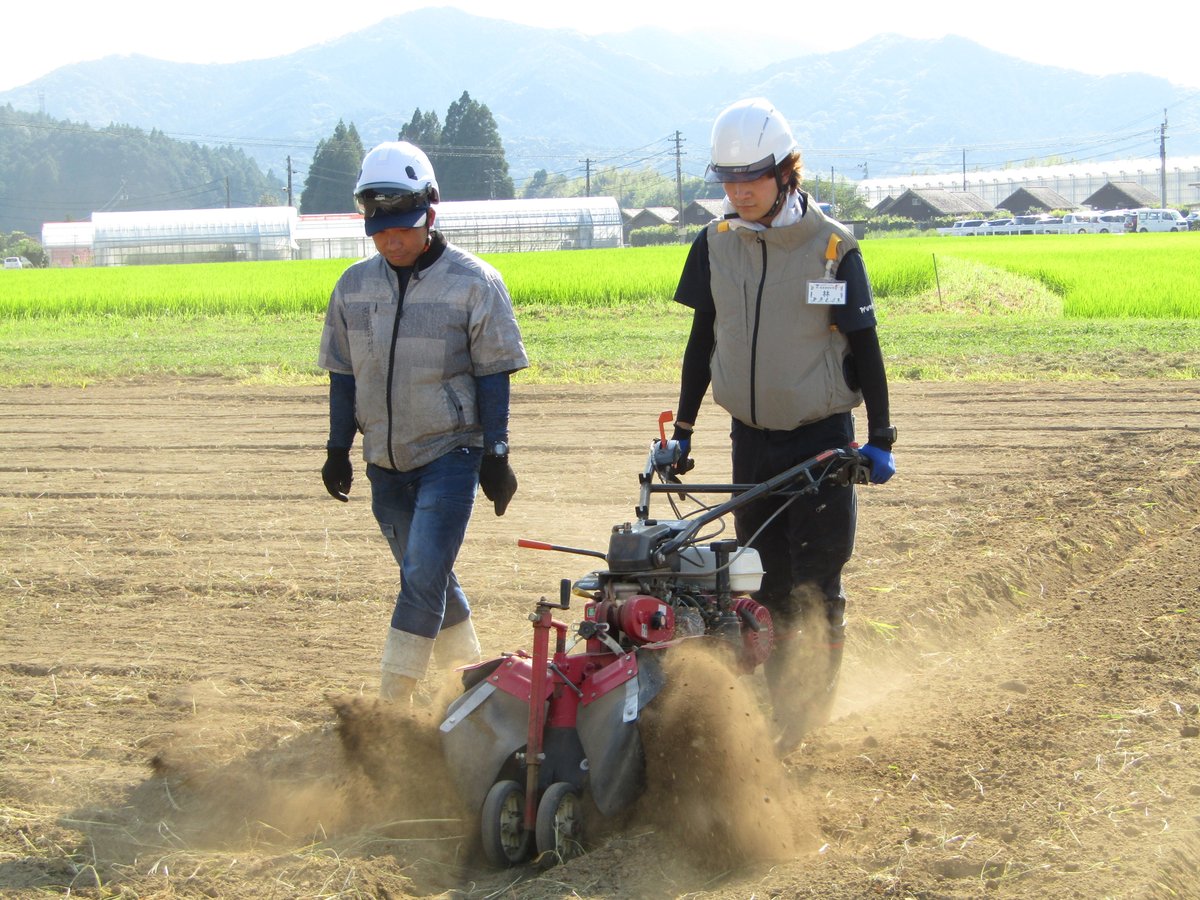 kochiaftc's tweet photo. ７月２７日から３１日まで東京農大の学生をインターンに迎えました。
ハウス被覆の張り替えや機械操作、堆肥の散布など、大学では体験できなかった作業をすることができました。
この１週間、四万十町は最高気温４０℃に迫る猛暑でしたが暑さに負けず頑張りました！

#高知　＃農業　＃就農　＃研修 https://t.co/f03xYxtx1q
