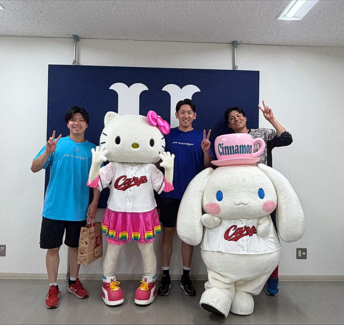 Carpofficial_pr's tweet photo. 🎁ハローキティとシナモロールから選手へ素敵なプレゼント✨

選手たちはハローキティとシナモロールからサプライズプレゼントを受け取りました😊 https://t.co/8rQjbvdbgn