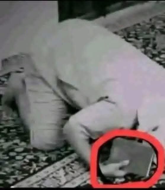 m_7d_7's tweet photo. #سُئل الشيخ #ابن #باز رحمه الله عن سجود التلاوة
والكتاب بيده، كما هو موضح في الصورة ادناه
فقيل له: https://t.co/NGy8j2al6Z