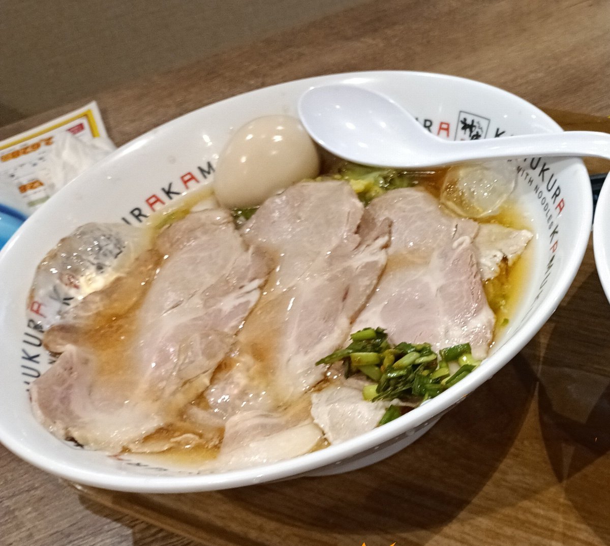 seipon813's tweet photo. 暑い日には神座の冷たいおいしいラーメン🍜がおいしかった😋
CMで見たようにちゃんと氷が入ってた！チャーシューがデカい！

＃神座 https://t.co/JgGz6HFrWN