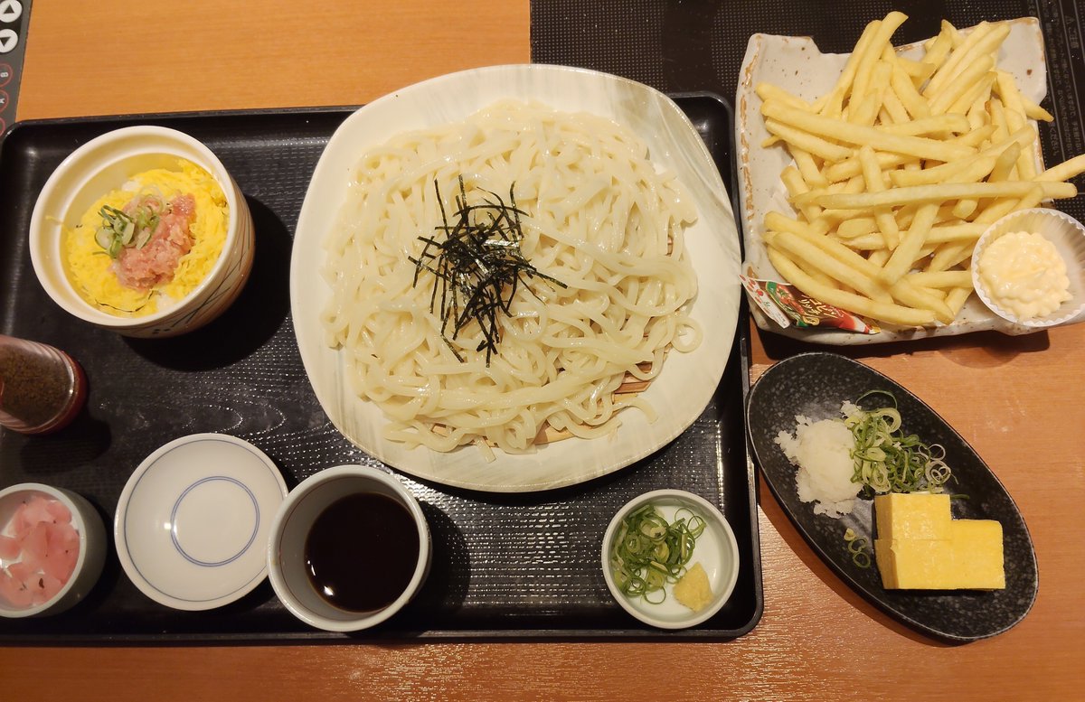 o_oku_ryoko's tweet photo. 今日も和食さと♪
ざるうどんは無料で3倍盛りにさせてもらって、子どもと分けて食べます😋
最近子どもたちがさと行きたいしか言わなくて、週に何回も来てるけど私好みのメニューがたくさんで飽きないわぁ( *´꒳`*) https://t.co/bf57dC2z91