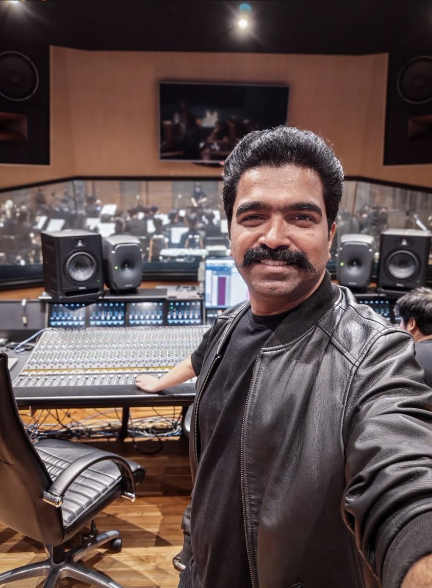 Toxic_themovie's tweet photo. Some recipes use spices. 
This one uses strings, brass, and thunder. 🎻⚡️
Cooking up the storm💣💥

– @RaviBasrur 📈🔥
Cook! Cook! Cook!!!!!!!!!!🫡❤️‍🔥 https://t.co/WLAXKMblyE