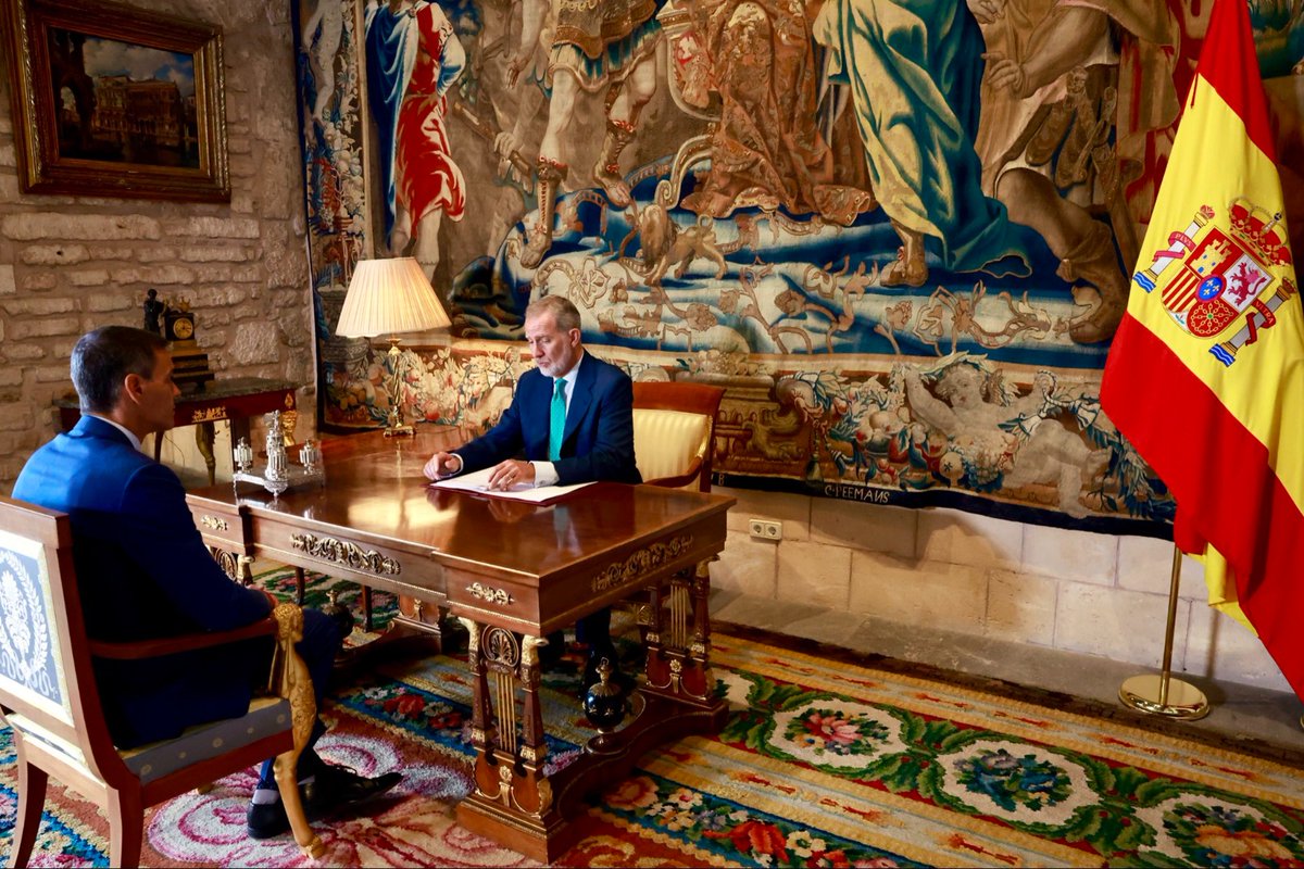 eldebate_com's tweet photo. 📸 La foto del despacho entre el Rey y Sánchez que Moncloa y EFE no quisieron difundir

Sánchez, sin papeles, mano sobre mano, piernas cruzadas y encorvado, sentado al otro lado de la mesa del Rey

El jefe del Estado sí tiene papeles. Él habla y Sánchez se limita a escuchar https://t.co/Y5fOyLl1CH