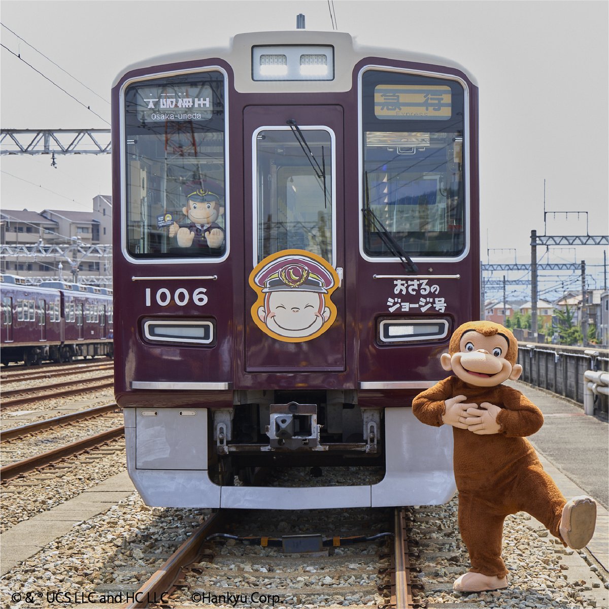 hankyu_ex's tweet photo. 【おさるのジョージ×阪急電車】
＼コラボレーション企画がスタート🐒／

本日7/31から、「おさるのジョージ号」が運行しています🚋💨
内覧会に来てくれたジョージの様子もお届け♪

ぜひこの夏はジョージたちと一緒に阪急沿線をお楽しみください✨

＃阪急電車　＃おさるのジョージ

☆詳しくはコチラ
→https://t.co/mXboHJXafS