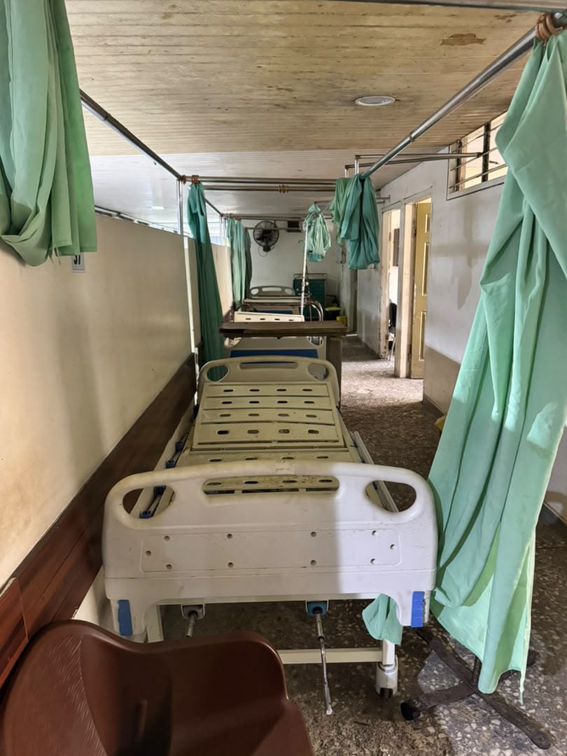SaharaReporters's tweet photo. PHOTONEWS: LUTH's Emergency Unit Lies Empty As Resident Doctors Continue Indefinite Strike. https://t.co/WwZJ2mrCys