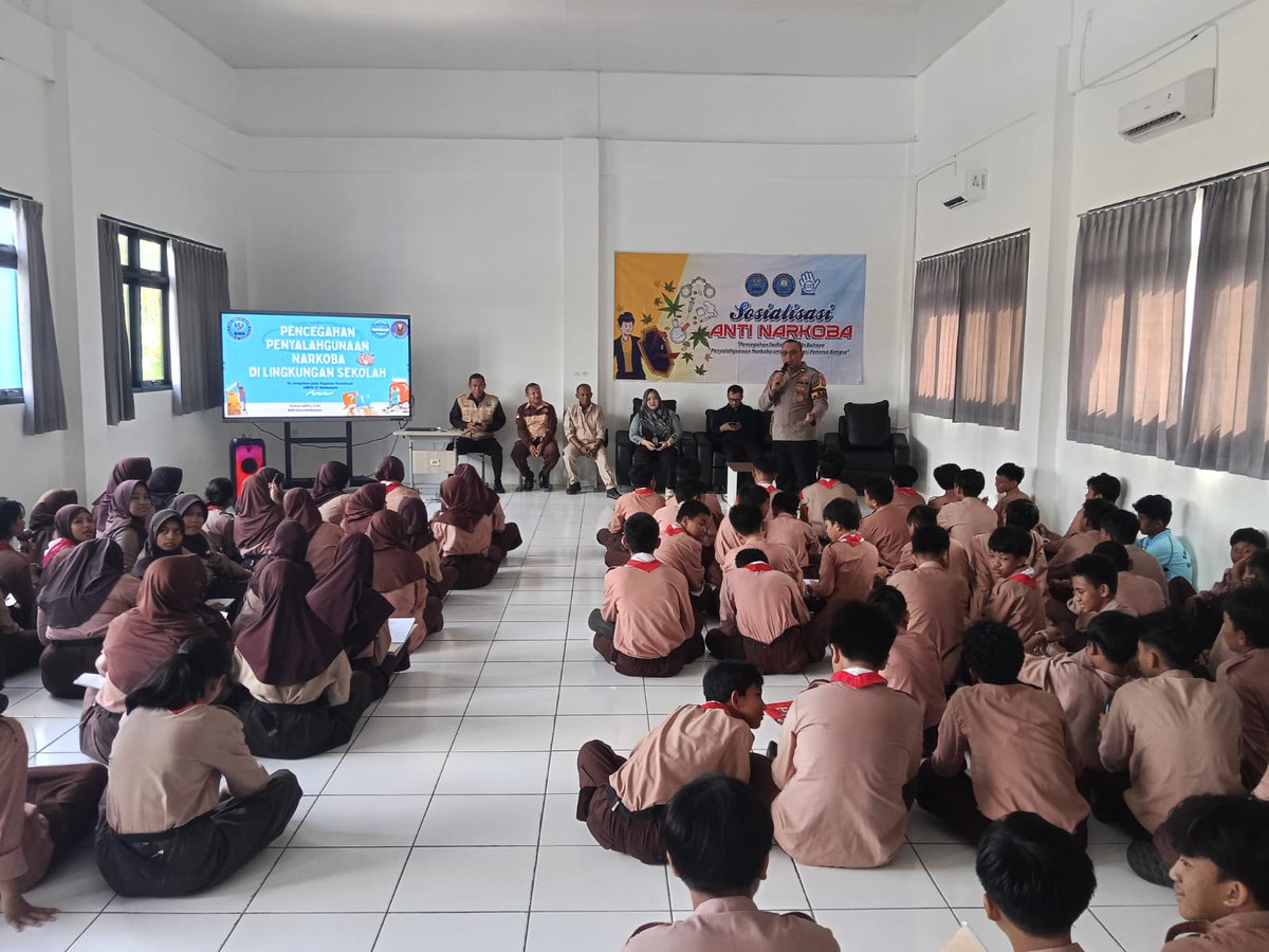 Humas439's tweet photo. 🚫💊 Berani Katakan TIDAK pada Narkoba!

Bhabinkamtibmas Kelurahan Gunung Sari Ilir menghadiri Sosialisasi P4GN Ananda Bersinar di SMPN 27 Balikpapan. Bersama BNK Kota Balikpapan, para pelajar dibekali pemahaman tentang bahaya narkoba
.
#PolriPresisi #PolrestaBalikpapan https://t.co/agHgMlwTMA