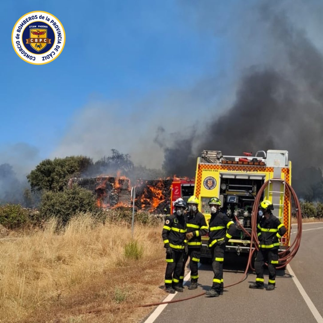 BomberosCbpc's tweet photo. Los efectivos del #CBPC desplazados en #Zamora trabajan intensamente en las labores de extinción en la zona de Mámoles donde, en la tarde de este jueves, el viento dificultó los trabajos de protección de las viviendas cercanas 

👩‍🚒16 efectivos
🚒5 vehículos 

#IncendioZamora https://t.co/J0QY8IGypw