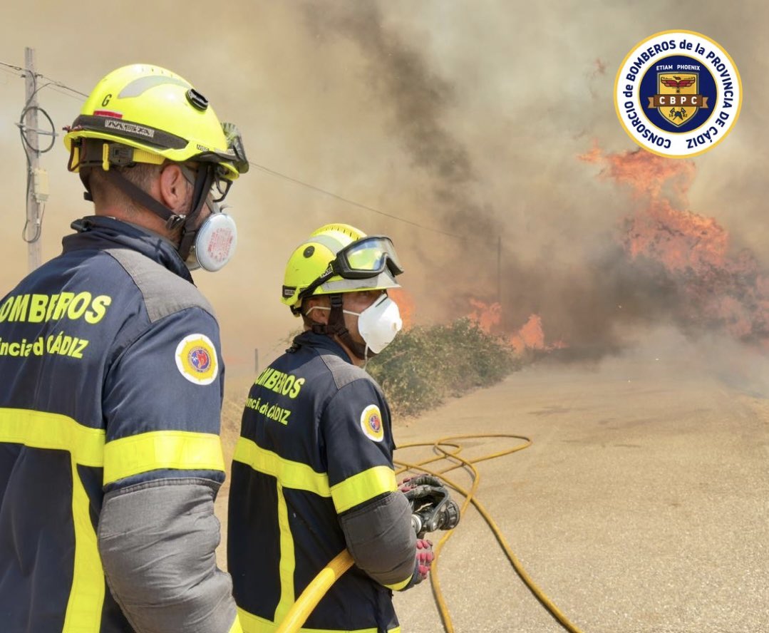 BomberosCbpc's tweet photo. Los efectivos del #CBPC desplazados en #Zamora trabajan intensamente en las labores de extinción en la zona de Mámoles donde, en la tarde de este jueves, el viento dificultó los trabajos de protección de las viviendas cercanas 

👩‍🚒16 efectivos
🚒5 vehículos 

#IncendioZamora https://t.co/J0QY8IGypw