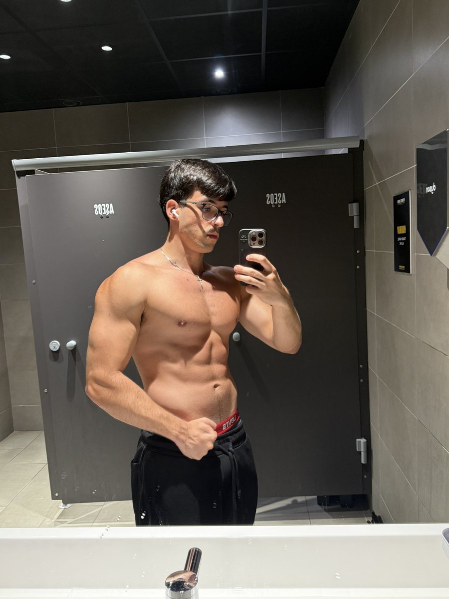 Victor In Public tweet media