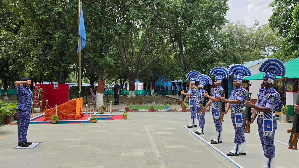 crpfindia's tweet photo. Shri G. P. Singh, IPS, Director General, @crpfindia, visited the Hq of 103 Bn RAF. He paid solemn tribute to martyrs at Martyrs' Memorial and was accorded a ceremonial Guard of Honour by a smartly turned-out contingent.
#NationFirst
#Vandematram150
#MissionNaxalMuktBharat2026
@gpsinghips
@crpf_j
@RAFCRPF
@igpnscrpf
@103Raf
#ServiceAndLoyalty