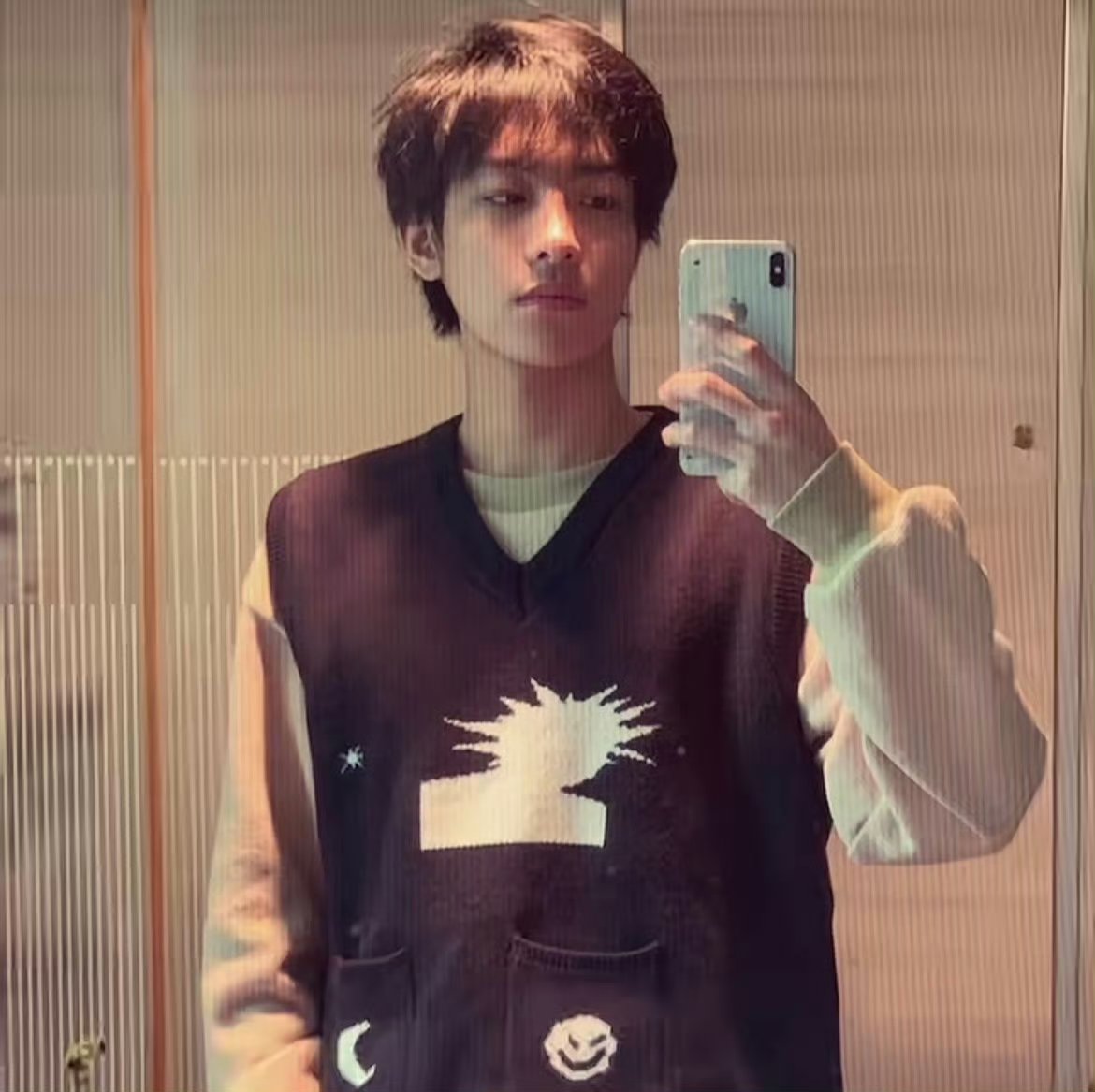 sumettimeow's tweet photo. my favorite zhao mirro selfie all the tome. he looks like a fluff ball 🤏🏻🩷 https://t.co/MtzawhNiWw