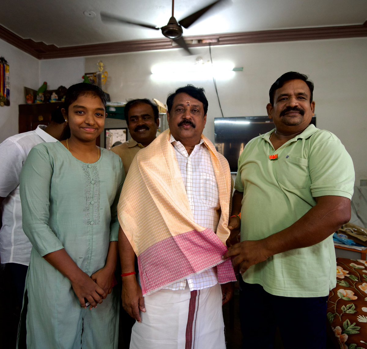 NainarBJP's tweet photo. இன்று திருநெல்வேலி மாவட்டம், தாளையூத்தில், நம் தமிழக பாரதிய ஜனதா கட்சியின் காரியகர்த்தாவான திரு. பரமசிவம் அவர்கள், நீண்ட நாட்களாக உடல்நலக்குறைவால் சிகிச்சை பெற்று வருவதையொட்டி, அவரது இல்லத்திற்குச் சென்று நலம் விசாரித்தோம்.

இந்த நிகழ்வில் திருநெல்வேலி மாவட்ட பாரதிய ஜனதா கட்சியின் மாவட்ட நிர்வாகிகள் உடனிருந்தனர்.