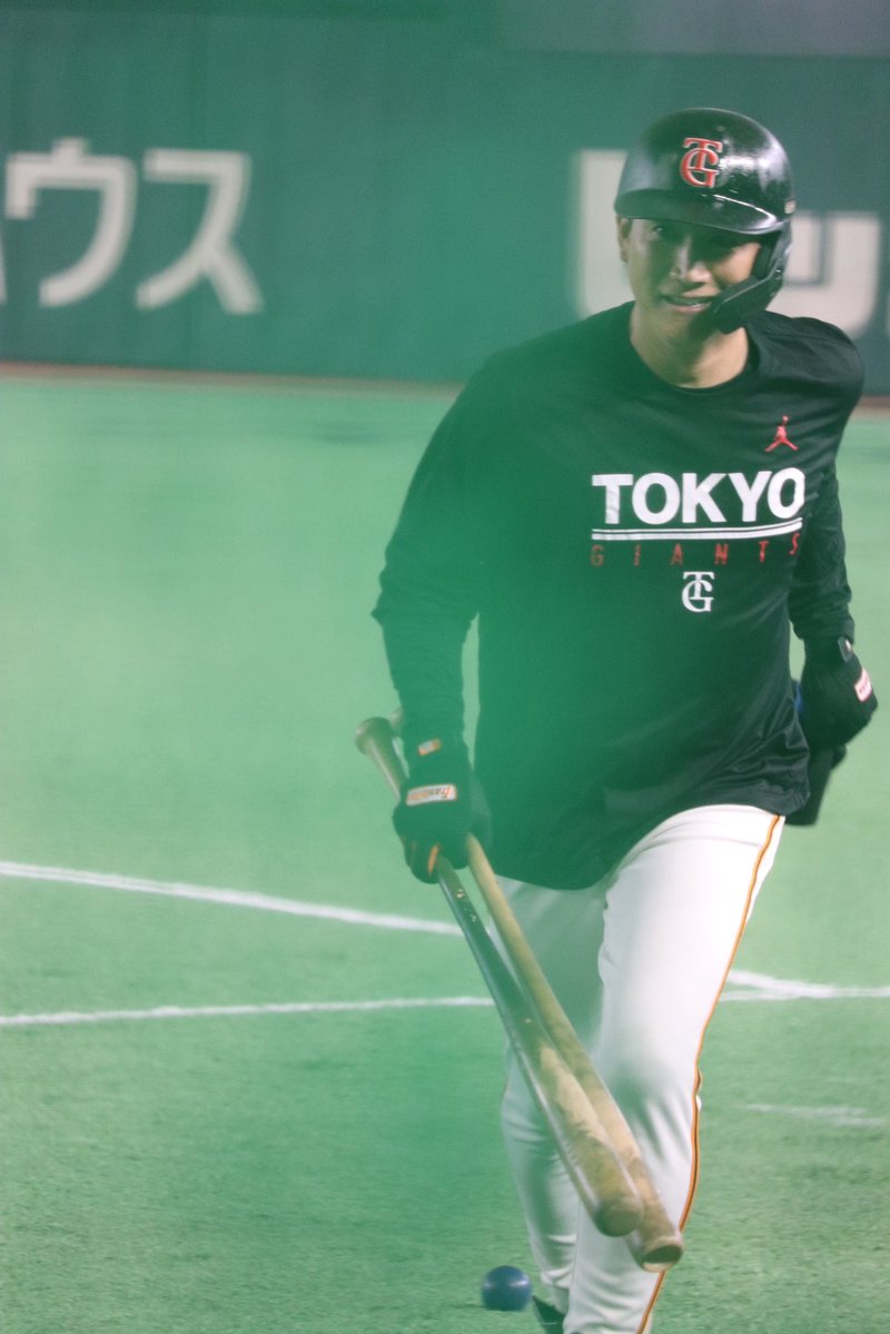 koba_nikkan's tweet photo. 【#今日のG練習写真館📸】

①ダッシュして急ぐ小林誠司選手
②肌綺麗な松本剛選手
③知念大成選手
④小浜佑斗選手 https://t.co/T28Gl0N5Fh