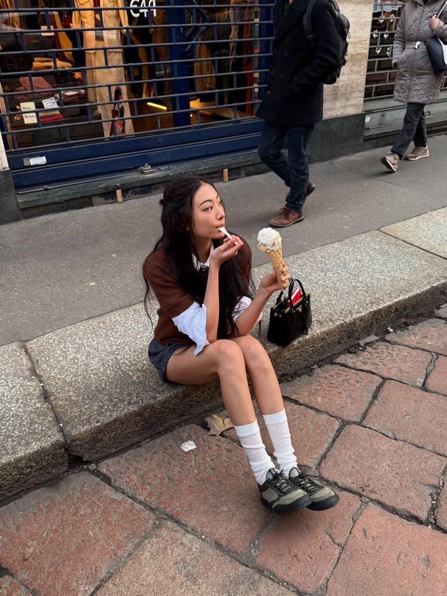 summerwherever's tweet photo. กาวอนเหมือน girlfriend material ที่หลุดออกมาจากพินเทอเรสจริง ๆ นะ 🥺🐈‍⬛🫳🏻🫳🏻 https://t.co/5WYJcuW4jq