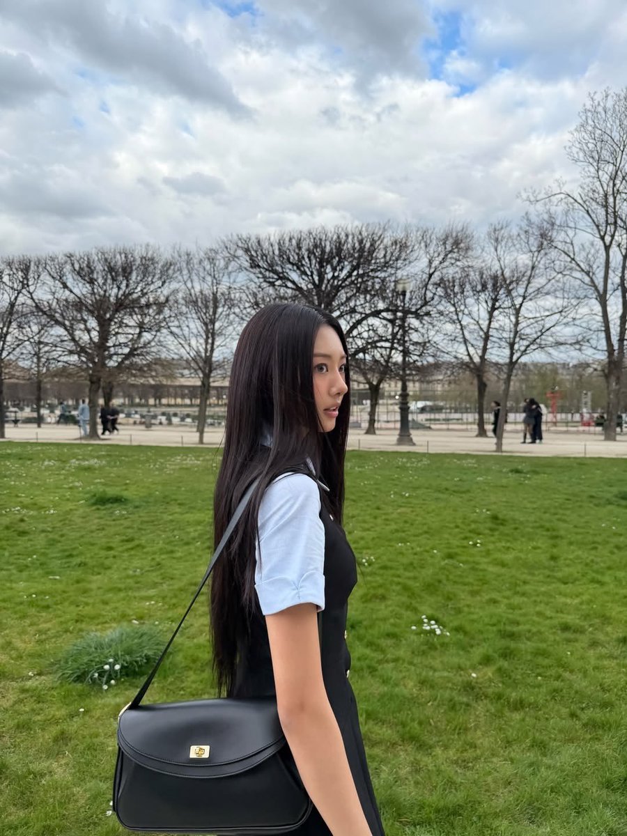 summerwherever's tweet photo. กาวอนเหมือน girlfriend material ที่หลุดออกมาจากพินเทอเรสจริง ๆ นะ 🥺🐈‍⬛🫳🏻🫳🏻 https://t.co/5WYJcuW4jq