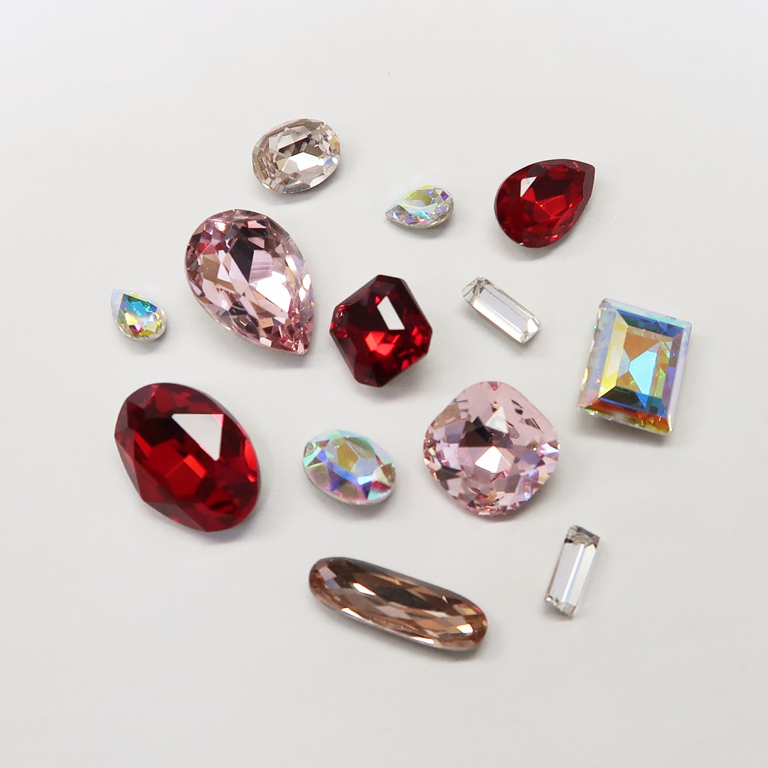 crystalpro1's tweet photo. AURORA ファンシーストーンのお買得アソートが入荷しています✨
クリスタルエフェクト・レッド系カラー・ブルー系カラーの３種類🩵

アクセサリー作りやネイルやデコなどにいかがでしょうか😊

#クリスタル #AURORA #Vカット #チャトン #アクセサリー #ハンドメイド #デコ #ネイル #推し活 https://t.co/dNpxEP1MTH