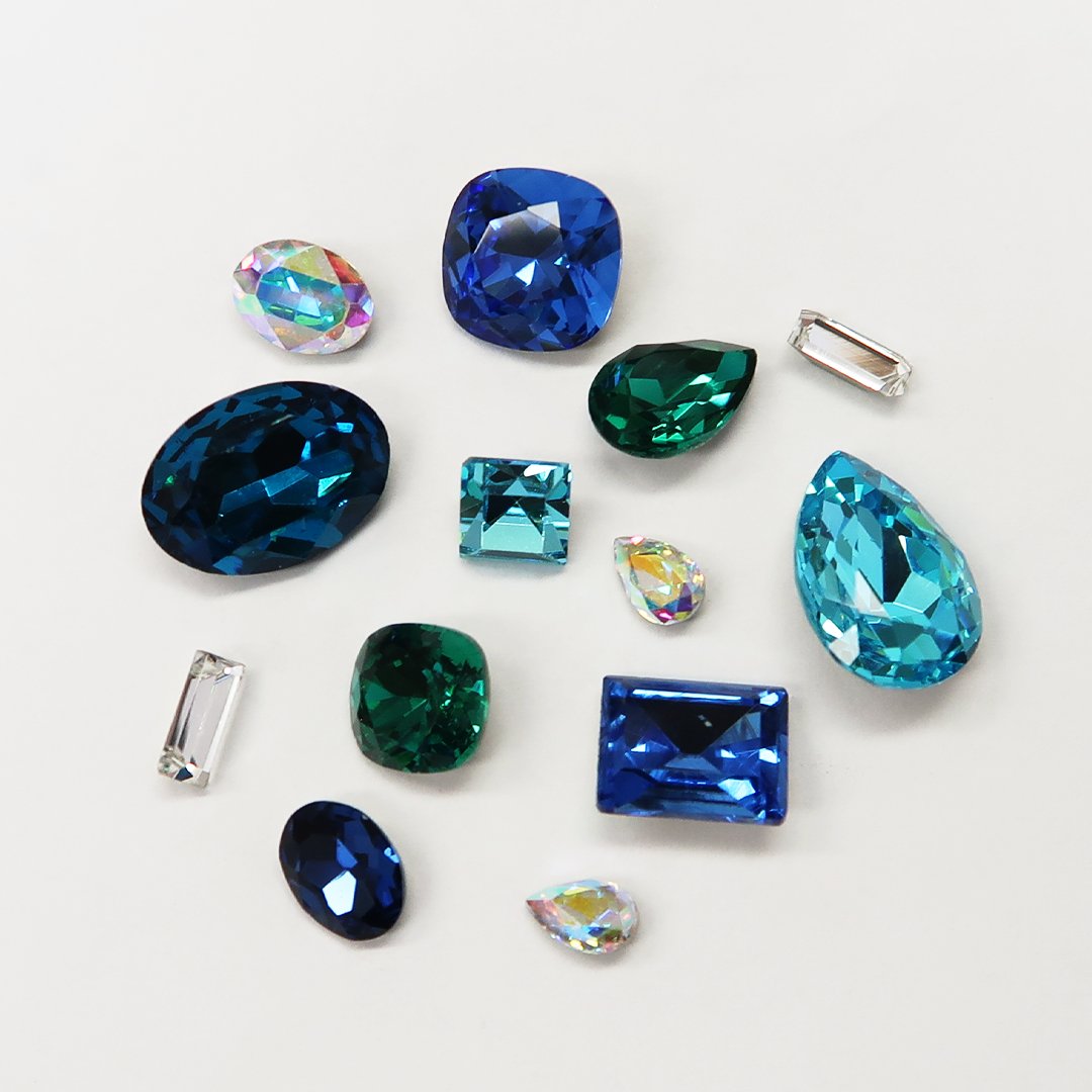 crystalpro1's tweet photo. AURORA ファンシーストーンのお買得アソートが入荷しています✨
クリスタルエフェクト・レッド系カラー・ブルー系カラーの３種類🩵

アクセサリー作りやネイルやデコなどにいかがでしょうか😊

#クリスタル #AURORA #Vカット #チャトン #アクセサリー #ハンドメイド #デコ #ネイル #推し活 https://t.co/dNpxEP1MTH