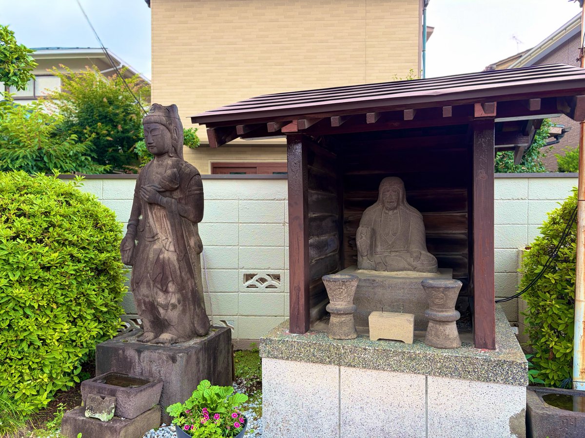 283GOSHUIN's tweet photo. #新宿区 #曹洞宗 #勝興寺 #御朱印
東京都新宿区にあります曹洞宗の勝興寺さんです🙏
天正10年、雪庭春積によって開山され、元々は現在の千代田区麹町に位置していたが、江戸城拡張工事のため、寛永11年に現在地へ移転しました。
かつては、「清岩院」「谷田院」の塔頭を擁していました。
御朱印を頂く際、納経をしたのですが初めてと、とても感銘されておりました。
本堂にも上がらせて頂き、参拝させて頂きました🙇‍♂️🙇‍♂️