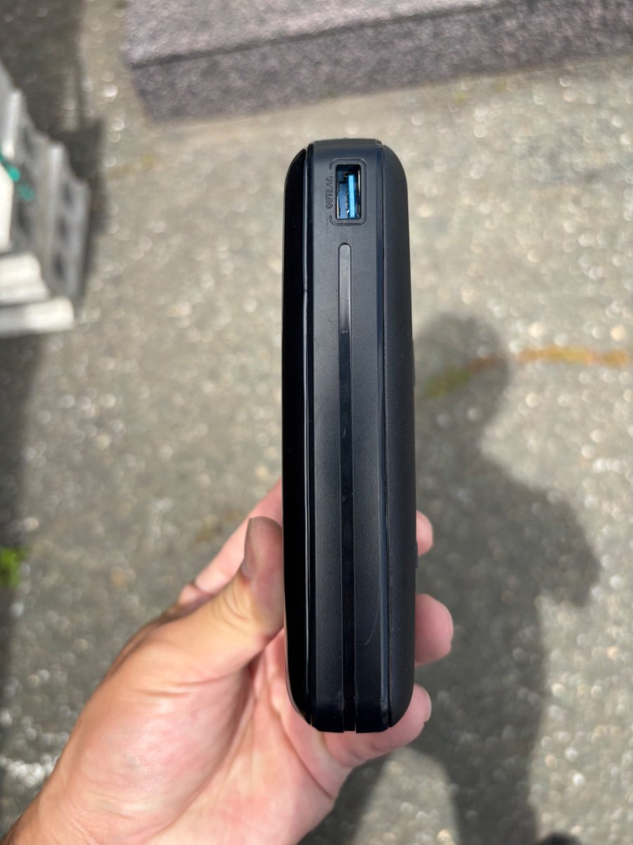 wata283na's tweet photo. 車内放置モバイルバッテリー
パンパンで恐怖 https://t.co/PVlHS9JrKT