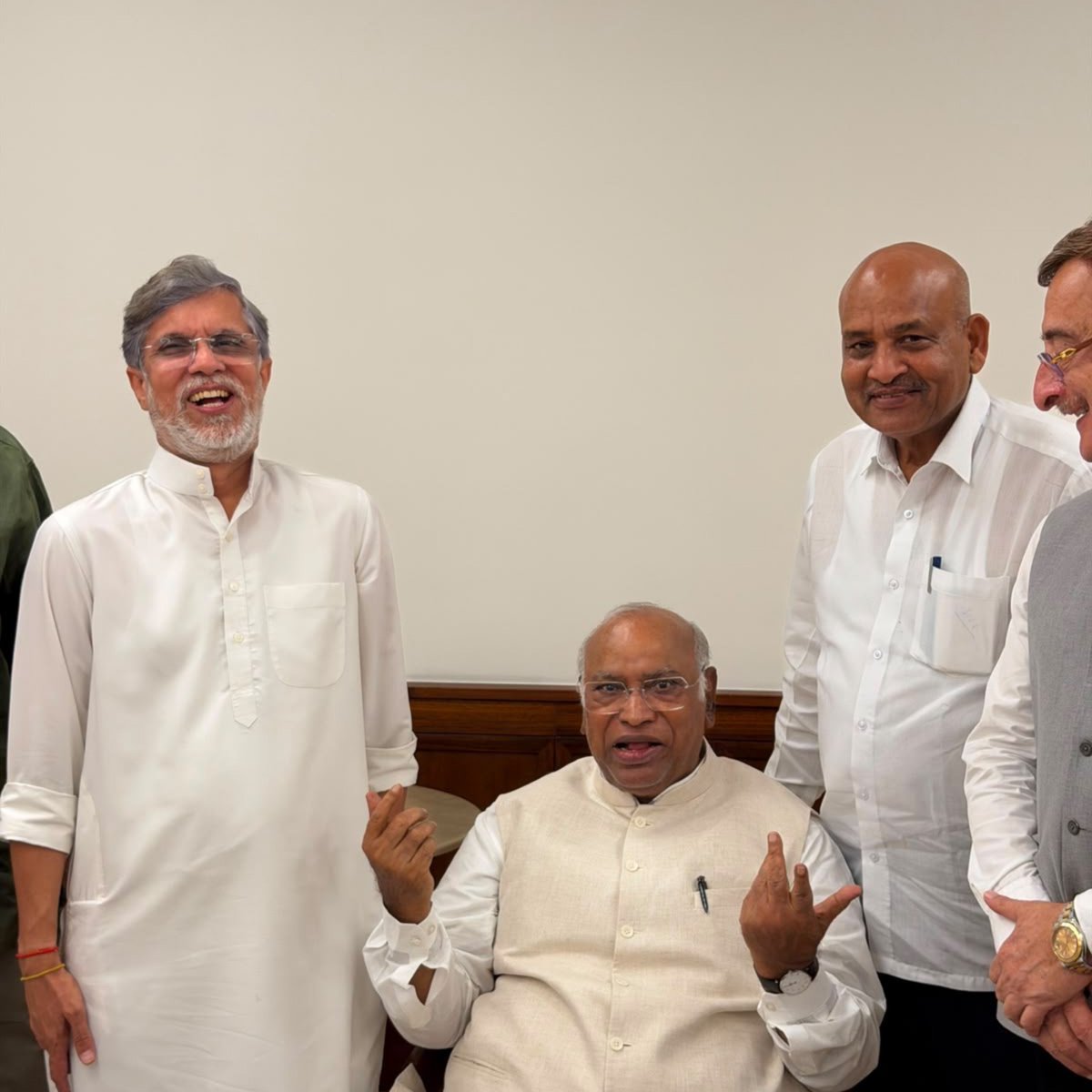 NetaFlixIndia's tweet photo. बीजेपी में आपको कभी भी इस तरह का खुशनुमा माहौल देखने को नहीं मिलेगा, वहां सब लोग डरे सहमें फालतू में गंभीर पड़े देखने को मिलते हैं जबकि कांग्रेस में हमेशा एक खुशी और उत्साह का दोस्ताना माहौल देखने को मिलता है, वहां कोई नेता खुद को राजा और नीचे वालों को अपना दरबारी नहीं समझता😊 https://t.co/x7ifExWSwH