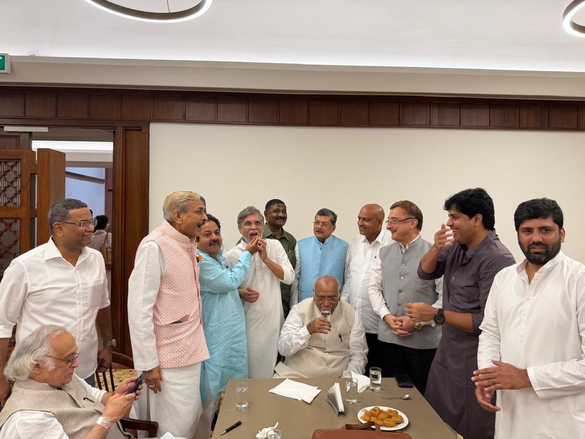 NetaFlixIndia's tweet photo. बीजेपी में आपको कभी भी इस तरह का खुशनुमा माहौल देखने को नहीं मिलेगा, वहां सब लोग डरे सहमें फालतू में गंभीर पड़े देखने को मिलते हैं जबकि कांग्रेस में हमेशा एक खुशी और उत्साह का दोस्ताना माहौल देखने को मिलता है, वहां कोई नेता खुद को राजा और नीचे वालों को अपना दरबारी नहीं समझता😊 https://t.co/x7ifExWSwH