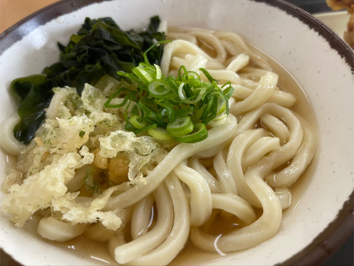 Long_Long_A5's tweet photo. 香川県出身なので、お勧めのうどん屋さんよく聞かれるんで書いときます。

その名も！「麺通堂　郡家店」です！

まず美味いです！讃岐うどんの中でも、さらにコシめっちゃ強い方です！

次に営業時間が長いのでいつでも行けます！そして、店も広くて回転も早いので、マジで並ばずに食べられます！ https://t.co/QO4iZTX4bO