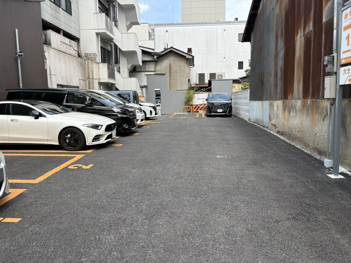 Renoparking's tweet photo. やっと認知されてきたのか、最近はアルファードやハイエースなどの大きめのお車にもご利用いただけるようになってきました🙌

広めの区画なので、大型車でも停めやすいですよ😊

📍リノパーキング堺町錦
https://t.co/blkJ8l4pvi

#京都 #コインパーキング #駐車場 #アルファード #ハイエース https://t.co/MigbkolBg0