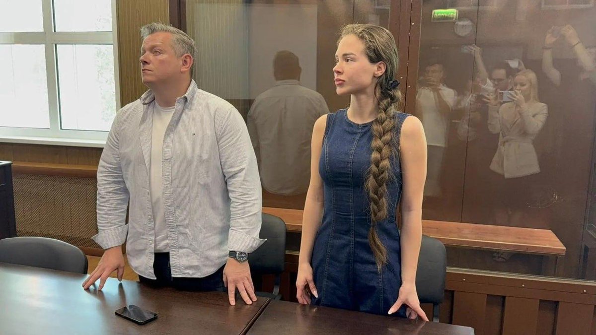 oldLentach's tweet photo. Cекс-блогера Соню Мармеладову приговорили к трём годам условно по делу о распространении порно. Такое решение вынес Мещанский районный суд Москвы.

Суд также запретил девушке администрировать интернет-ресурсы в течение трёх лет, конфисковал в доход государства её iPhone 16 Pro Max и взыскал со счетов 4,8 миллиона рублей, полученных, по версии следствия, от продажи порнографического контента.

При этом изъятые во время обысков чокер, вибратор, наручники, три фаллоимитатора и анальные пробки девушке вернули, отмечает Mash.