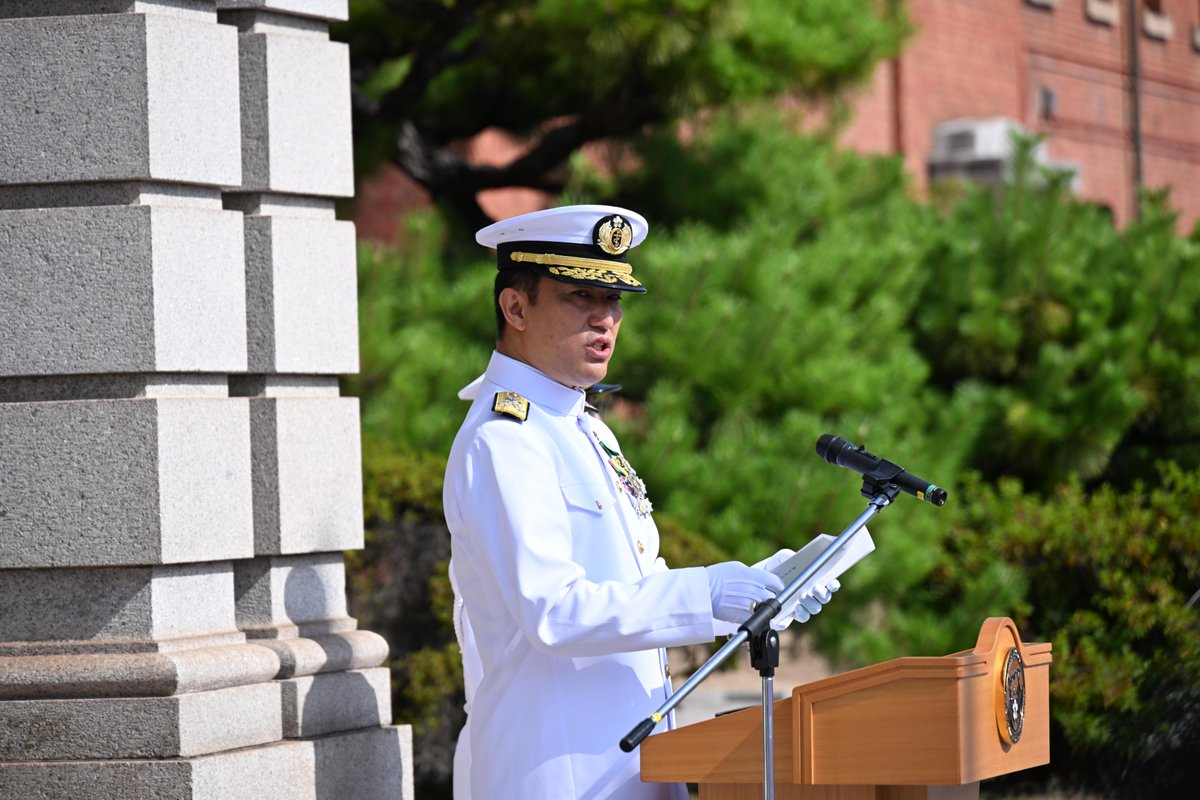 jmsdf_krh's tweet photo. 松本総監の離任行事を執り行いました。隊員等への感謝、熊本地震で被災された方々の一日も早い復旧・復興、そして呉市をはじめ警備区の皆様のご発展を願う言葉で締めくくり、総監部を後にしました。新総監着任までの間も、呉地方総監部一丸となって引き続き任務に当たってまいります。 https://t.co/ehhKHDCnVC