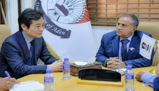 ALAYYAM_INFO's tweet photo. جامعة عدن تتجه لإنشاء أول كلية متخصصة في علوم الطاقة بشراكة مع شركة صينية

عدن «الأيام»:

أعلنت جامعة عدن توجهها لإنشاء أول كلية متخصصة في علوم الطاقة، ضمن مشروع أكاديمي جديد تنفذه بالشراكة مع شركة هينان لونجشيانج الصينية لتكنولوجيا المعلومات، في خطوة تستهدف تطوير التعليم الهندسي وإعداد كوادر وطنية متخصصة في قطاع الطاقة التقليدية والمتجددة.

وجاء الإعلان خلال لقاء رئيس جامعة عدن، الدكتور الخضر ناصر لصور، مع المدير العام للشركة الصينية، لونجشيانج ديان تشي، حيث ناقش الجانبان آليات التعاون الأكاديمي والتقني في مجالات الطاقة الكهربائية والطاقة المتجددة والهندسة الكهربائية، إلى جانب وضع خارطة طريق لتنفيذ المشروع على مراحل.

وبحسب ما تم الاتفاق عليه، ستبدأ المرحلة الأولى بإنشاء قسم للطاقة المتجددة ضمن كلية الهندسة، مع تحديث البرامج الأكاديمية وفق المعايير الدولية، وتجهيز مختبرات تخصصية وتأهيل أعضاء هيئة التدريس، تمهيدًا لإنشاء كلية مستقلة تضم برامج في هندسة القوى الكهربائية، والشبكات الذكية، وأنظمة تخزين الطاقة، والطاقة الشمسية وطاقة الرياح، إلى جانب مراكز للبحث العلمي والتدريب والابتكار.

كما بحث الجانبان التعاون في إنشاء مختبرات هندسية حديثة، وتنفيذ مشاريع بحثية مشتركة، وتبادل الخبرات، وتنظيم برامج تدريب وتأهيل للطلاب وأعضاء هيئة التدريس والمهندسين، إضافة إلى إتاحة فرص للتدريب العملي في مشاريع ومرافق الشركة الصينية، بما يسهم في نقل التكنولوجيا والخبرات إلى جامعة عدن.

وأكد رئيس الجامعة أن مشروع إنشاء كلية متخصصة في علوم الطاقة يأتي ضمن رؤية الجامعة للتوسع في البرامج الأكاديمية النوعية التي تواكب احتياجات التنمية وسوق العمل، مشيرًا إلى أن الشراكة مع الشركة الصينية ستوفر خبرات متقدمة في مجالات تصنيع معدات نقل وتوزيع الطاقة، والمحولات الكهربائية، والشبكات الذكية، وتقنيات الطاقة المتجددة، بما يعزز البيئة التعليمية والبحثية في الجامعة.

من جانبه، أكد المدير العام لشركة هينان لونجشيانج الصينية استعداد الشركة لتقديم الدعم الفني والأكاديمي للمشروع، من خلال نقل المعرفة، وتطوير البرامج التعليمية، وإنشاء المختبرات الحديثة، وتنفيذ برامج التدريب والتأهيل، بما يعزز التعاون العلمي بين الجانبين.

واتفق الطرفان في ختام اللقاء على استكمال إعداد مذكرة تفاهم تحدد مجالات التعاون وآليات تنفيذها، تمهيدًا لإطلاق الشراكة التي تستهدف تأسيس منظومة تعليمية متخصصة في علوم الطاقة، وتعزيز مكانة جامعة عدن كمركز أكاديمي وبحثي رائد على المستويين الوطني والإقليمي.