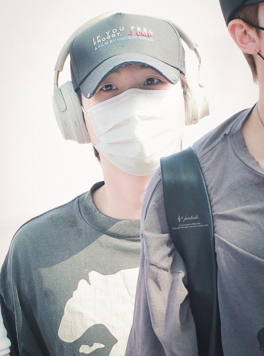eternalwithbts's tweet photo. Yoongi'nin taktığı şapkanın üzerinde “eğer kendini kurbağa gibi hissediyorsan zıpla” yazıyormuş ve bu da Güney Amerika'da biriyle kavgaya tutuşmadan önce o kişiye meydan okumak için söylenen bir cümleymiş.

ayrıca giydiği tişört ise The Misfits'in kafatası logosunu andırıyormuş ve bu da yer altı müziğine olan bağlılığı ve ana akım standartları reddettiği anlamına geliyormuş.

 HERİFE YİNE YÜKSELDİK