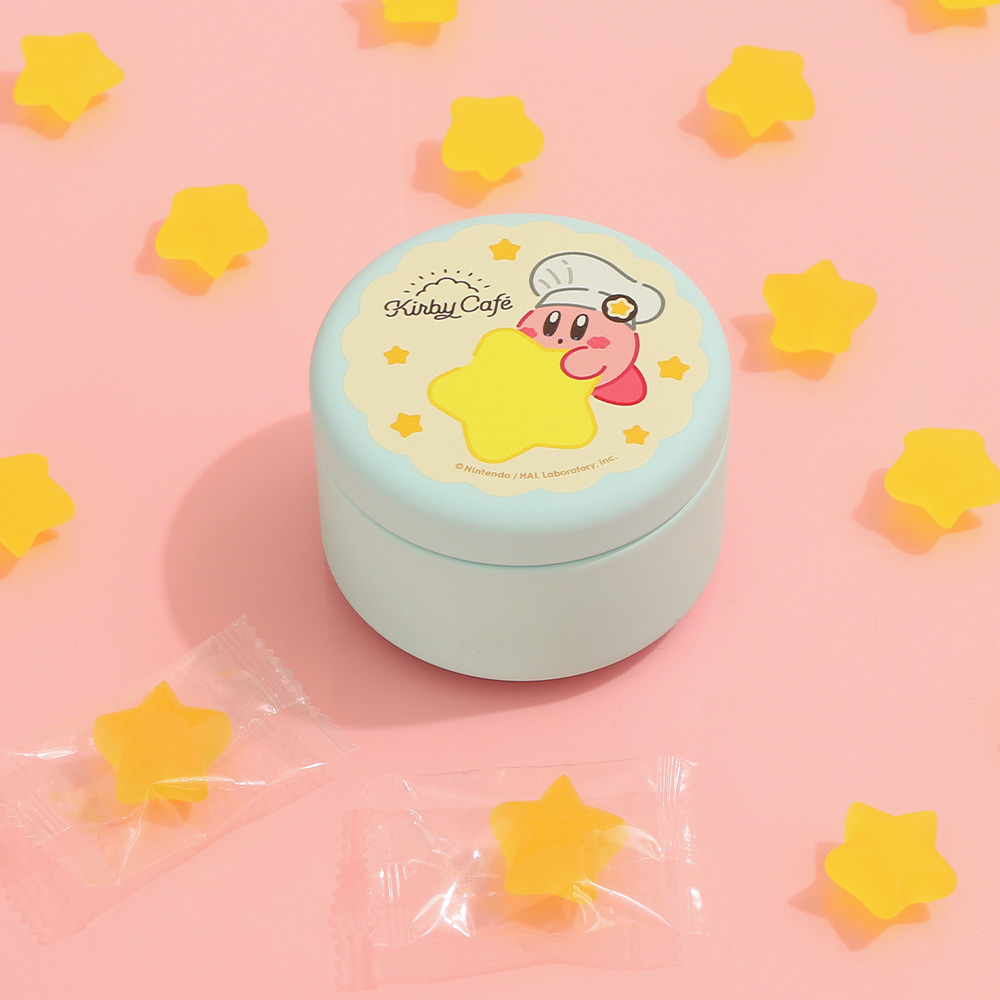 KirbyCafeJP's tweet photo. \\ 新商品情報//

8月7日(金)の新商品をご紹介します⭐
カービィやワドルディが描かれたかわいい缶に入ったおほしさまグミが登場です。
缶は小物入れとしても♪
プチプレゼントなどにもおすすめのお菓子です🍬

▼通販サイトはこちら
https://t.co/szZqv8fNgC https://t.co/VN96GEj00s