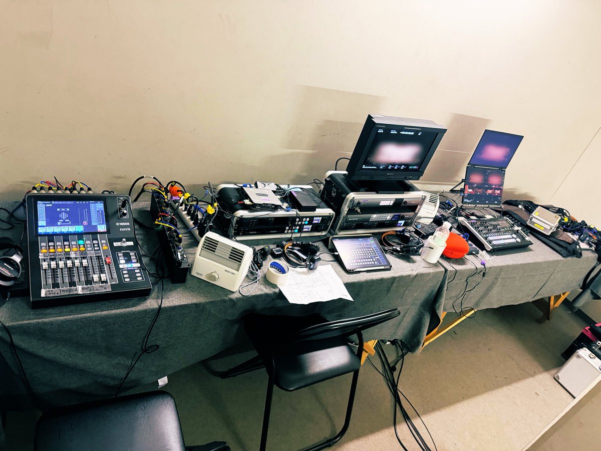 TimecodeLab's tweet photo. この週末に掛けての4日間は演劇舞台収録。
4カメSW体制です。
音声は映像収録用に、独自MIXを作ります。PAさんからALLミックスの他、台詞ONLY、PCC、BGM、SEを個別に頂き、自前のノイズマイクもセットアップ。
VTRでMIXダウン＆パラRECとバックアップでDAWも回します！
間もなくゲネプロです(^-^) https://t.co/TRz3jvN6T8