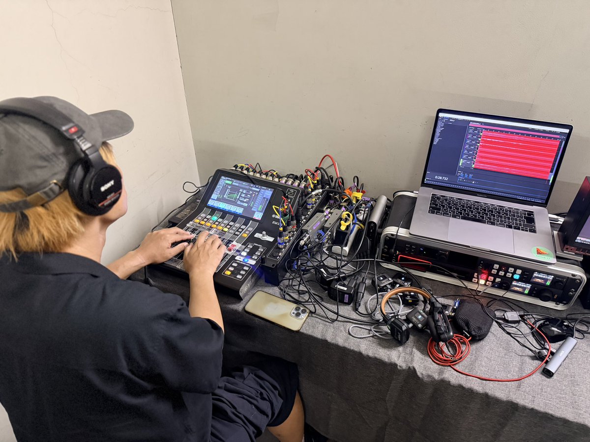TimecodeLab's tweet photo. この週末に掛けての4日間は演劇舞台収録。
4カメSW体制です。
音声は映像収録用に、独自MIXを作ります。PAさんからALLミックスの他、台詞ONLY、PCC、BGM、SEを個別に頂き、自前のノイズマイクもセットアップ。
VTRでMIXダウン＆パラRECとバックアップでDAWも回します！
間もなくゲネプロです(^-^) https://t.co/TRz3jvN6T8