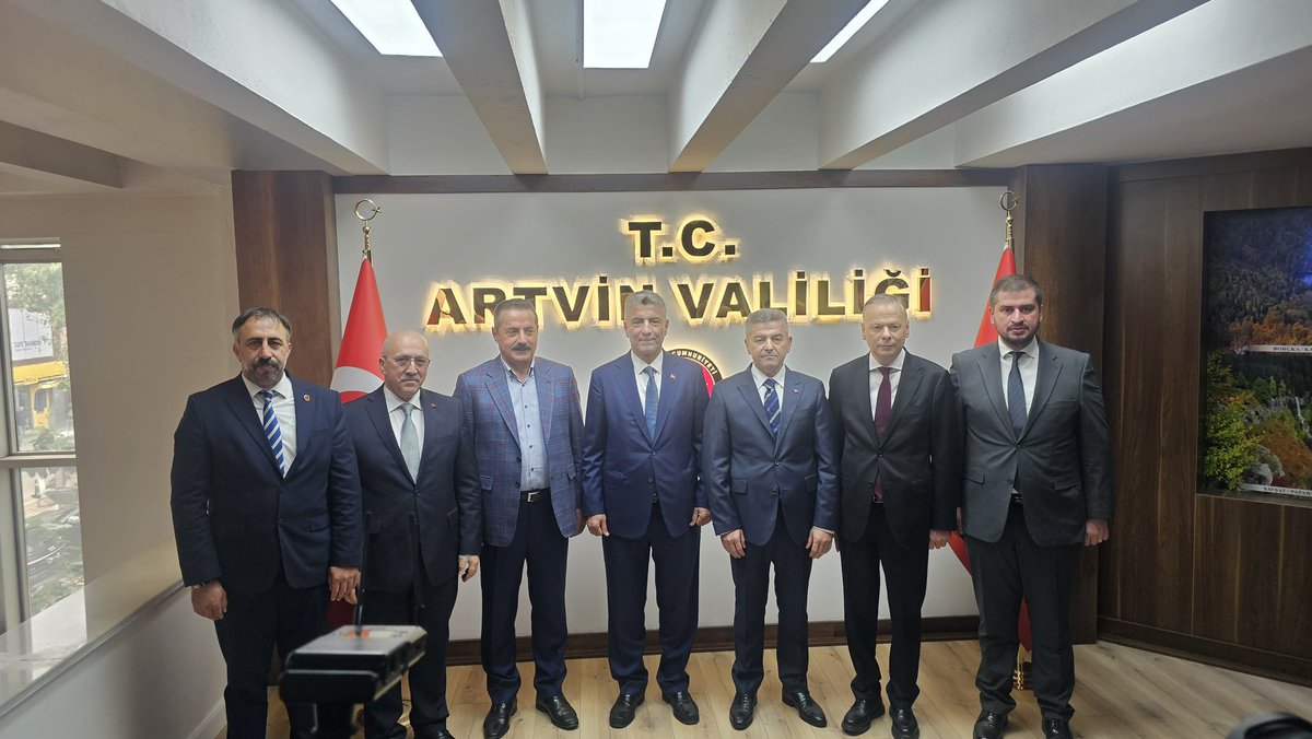 AKPartiArtvin's tweet photo. Ticaret Bakanımız  Prof. Dr. Ömer Bolat, Artvin Milletvekilimiz ve Önceki Dönem Bakanımız Faruk Çelik , İl Başkanımız Ali Semih Aydemir  ve Cumhur İttifakı ortağımız MHP Artvin İl Başkanı Serdar Kılınç ile birlikte Artvin Valiliğimizi ziyaret etti.

@Akparti 
@omerbolatTR https://t.co/Gmz4zA20ND