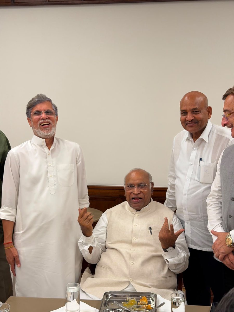 With_PawanKhera's tweet photo. कांग्रेस अध्यक्ष मल्लिकार्जुन खड़गे जी और तमाम वरिष्ठ कांग्रेसणेताओं ने ने आज पवन खेड़ा जी के जन्मदिन को कुछ यूं यादगार बना दिया😊🎂🎉 https://t.co/eeMOmqkIrs