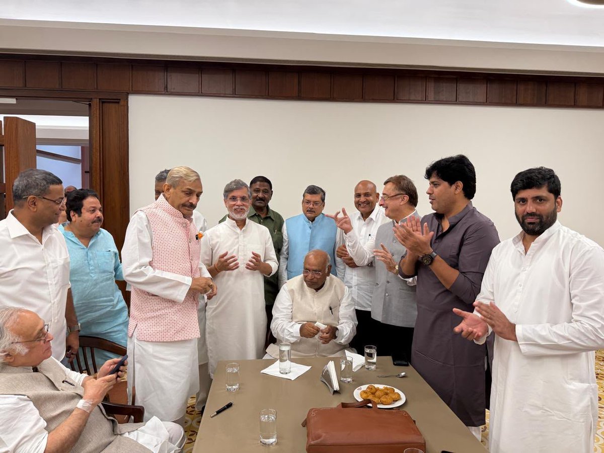 With_PawanKhera's tweet photo. कांग्रेस अध्यक्ष मल्लिकार्जुन खड़गे जी और तमाम वरिष्ठ कांग्रेसणेताओं ने ने आज पवन खेड़ा जी के जन्मदिन को कुछ यूं यादगार बना दिया😊🎂🎉 https://t.co/eeMOmqkIrs