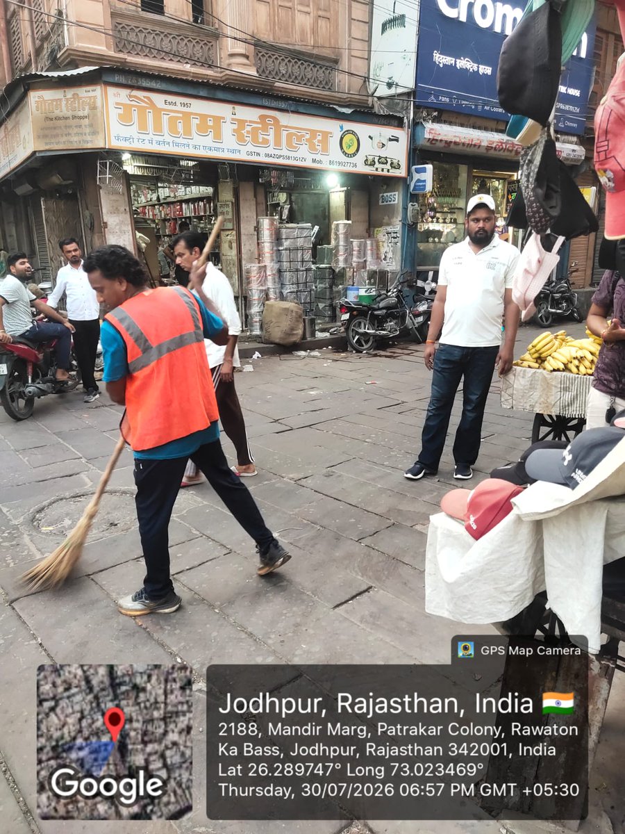 JodhpurMC_'s tweet photo. #SafaiApnaoBimaariBhagao अभियान के अंतर्गत नगर निगम जोधपुर द्वारा शहर के प्रमुख मार्गों एवं बाजार क्षेत्रों में विशेष स्वच्छता अभियान चलाया गया।
#SwachhAadat Se #SwachhBharat #GarbageFreeCities
@SwachhBharatGov @SmdsbmU @svoruganti1466 @LSG_Rajasthan @MoHUA_India @tokhansahu_bjp https://t.co/UhyRoFsBZJ