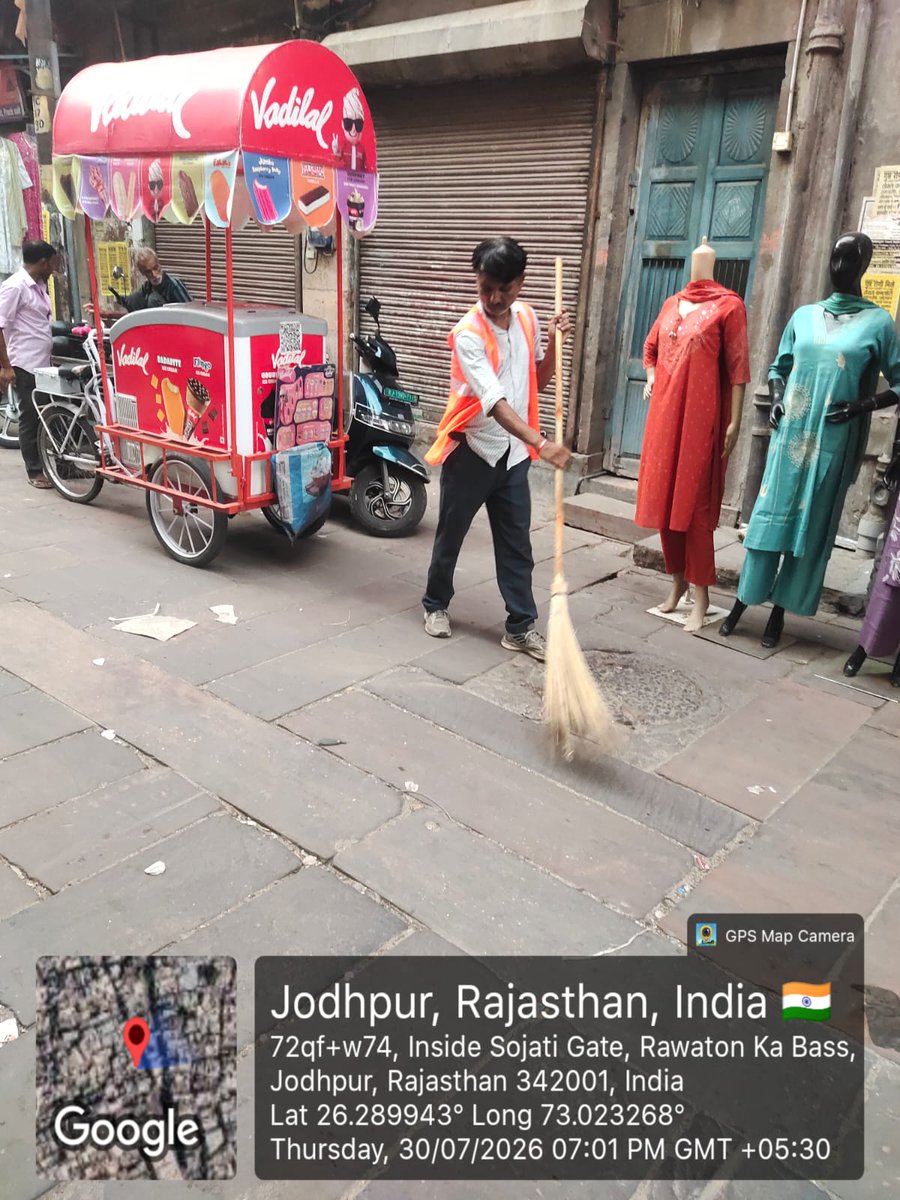 JodhpurMC_'s tweet photo. #SafaiApnaoBimaariBhagao अभियान के अंतर्गत नगर निगम जोधपुर द्वारा शहर के प्रमुख मार्गों एवं बाजार क्षेत्रों में विशेष स्वच्छता अभियान चलाया गया।
#SwachhAadat Se #SwachhBharat #GarbageFreeCities
@SwachhBharatGov @SmdsbmU @svoruganti1466 @LSG_Rajasthan @MoHUA_India @tokhansahu_bjp https://t.co/UhyRoFsBZJ