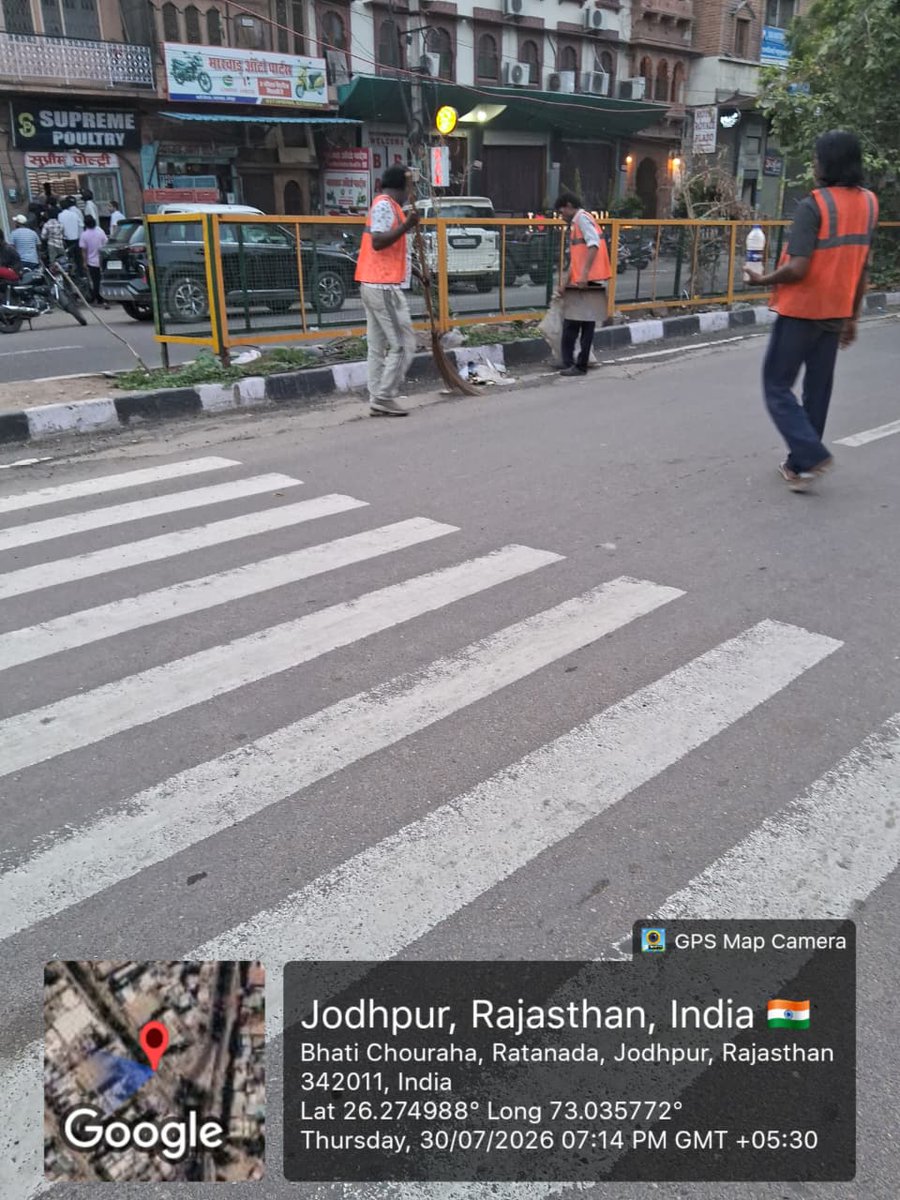 JodhpurMC_'s tweet photo. #SafaiApnaoBimaariBhagao अभियान के अंतर्गत नगर निगम जोधपुर द्वारा शहर के प्रमुख मार्गों एवं बाजार क्षेत्रों में विशेष स्वच्छता अभियान चलाया गया।
#SwachhAadat Se #SwachhBharat #GarbageFreeCities
@SwachhBharatGov @SmdsbmU @svoruganti1466 @LSG_Rajasthan @MoHUA_India @tokhansahu_bjp https://t.co/UhyRoFsBZJ