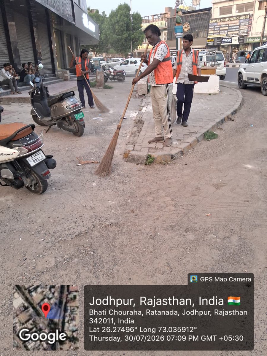 JodhpurMC_'s tweet photo. #SafaiApnaoBimaariBhagao अभियान के अंतर्गत नगर निगम जोधपुर द्वारा शहर के प्रमुख मार्गों एवं बाजार क्षेत्रों में विशेष स्वच्छता अभियान चलाया गया।
#SwachhAadat Se #SwachhBharat #GarbageFreeCities
@SwachhBharatGov @SmdsbmU @svoruganti1466 @LSG_Rajasthan @MoHUA_India @tokhansahu_bjp https://t.co/UhyRoFsBZJ