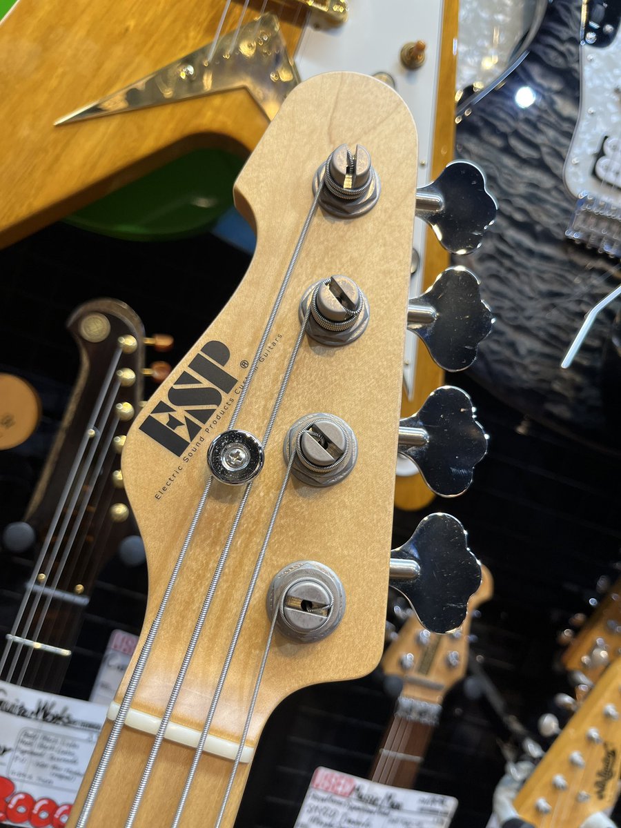 esptechhouse's tweet photo. 【中古情報】
ESP Customorder THB Original【USED】

なんと言ってもこのオリジナルシェイプとリバースヘッドが特徴のPJベース！

アルダーボディ・メイプルネック/指板で電装系はAguilarを採用！
この音がベースらしさなのかも。と思えるおすすめの1本です！
#テクハスタッフサカモト
#中古ベース https://t.co/zDTyJMx6yt