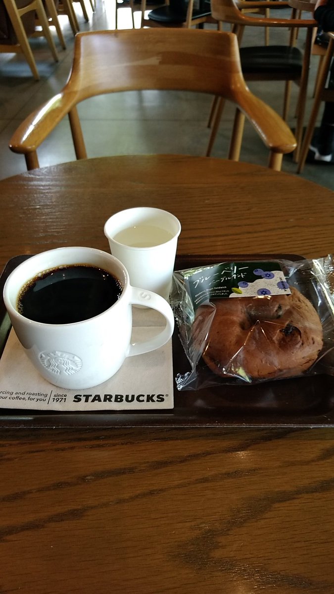kissy0022's tweet photo. ☕😄✨

🍩ベーグル生地の
モッチリ食感と
🫐ブルーベリーの
ツブツブ食感♪😊

ベーグル好きには見逃せない
🩵最高の組合わせです！✨

＃スターバックス https://t.co/vIsyV93gMr