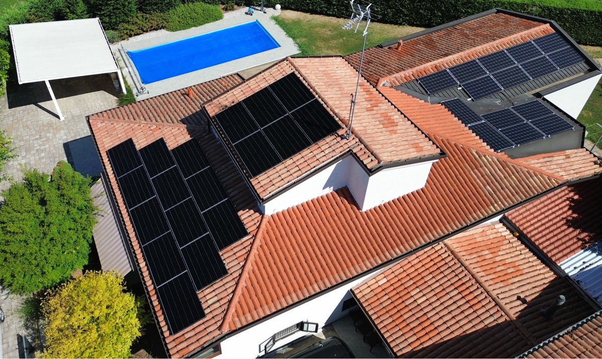 TecnoELsrl's tweet photo. Ampliamento dell'impianto fotovotaico 🌞 esistente con installazione di una nuova sezione di pannelli, inverter, sistema di accumulo e pompa di calore... https://t.co/gNxM6vJJyL