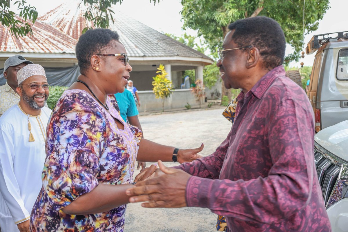 orengo_james's tweet photo. Signing ingine mwecheche, Hon. Aisha Jumwa ( Shangazi Wa Taifa) Kilifi is locked ! https://t.co/qpikzpKQiM