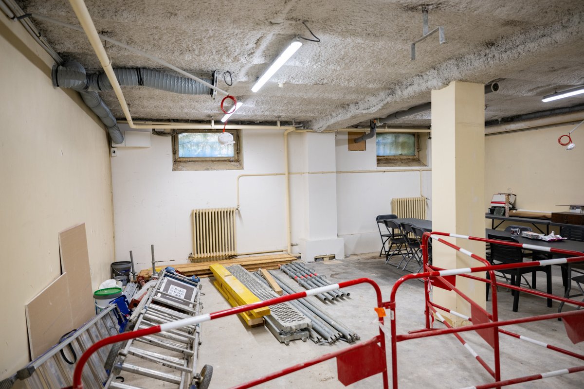Alfortville_94's tweet photo. 2/2 Les travaux transforment peu à peu votre Hôtel de Ville pour mieux vous accueillir. 🏛🚧

Les travaux de modernisation de l'Hôtel de Ville se poursuivent. Ils s'inscrivent dans la première phase d'un programme global de rénovation visant à améliorer la sécurité, l'accessibilité et le confort du bâtiment.

📸 Sur ces images, découvrez l'avancée de plusieurs chantiers :

🏗 Dans la cour intérieure, le pavage est entièrement repris afin de sécuriser les déplacements et de faciliter l'accessibilité. Les réseaux d'assainissement sont également renouvelés. La cour bénéficiera d'un nouvel aménagement avec un revêtement plus clair autour des pavés et la plantation d'un arbre.

🪟 Le nouveau mur vitré, visible depuis la cour, remplace les anciens pavés de verre devenus vétustes. Plus performant sur les plans thermique et acoustique, il intègre également des ouvrants de désenfumage qui renforceront la sécurité du bâtiment en cas d'incendie.

📦 Les anciennes archives accueillent actuellement la base vie du chantier ainsi qu'une zone de stockage du matériel municipal. Une rénovation de cet espace est prévue en 2028, dans le cadre de la seconde phase du projet de modernisation de l'Hôtel de Ville.

Ces travaux se poursuivront jusqu'à la fin du mois de novembre.

👀 Faites défiler les photos pour découvrir l'avancée du chantier.

#Alfortville #Travaux #HôtelDeVille #Patrimoine #AlfortvilleVilledeBonheuretdePartage