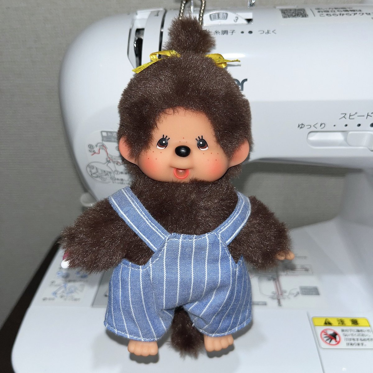 tsuki_mon64's tweet photo. モンチッチキーチェーンサイズ用のサロペットを作りました🩵

同じ生地で 2通りの着こなし が楽しめるデザイン✨
シンプルにも、装飾ありにもできるので、その日の気分で雰囲気を変えられます🥰

#モンチッチ #Monchhichi #ハンドメイド #ぬい服 https://t.co/J6vTjRMNMV
